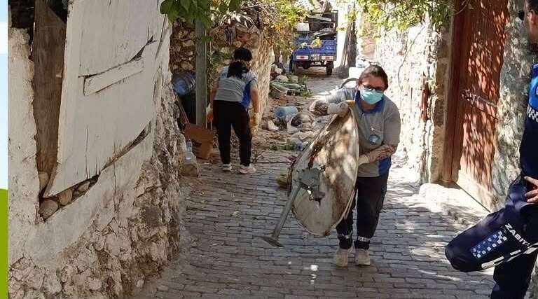Muğla’da Bir Evden 5 Ton Çöp Çıkarıldı 2